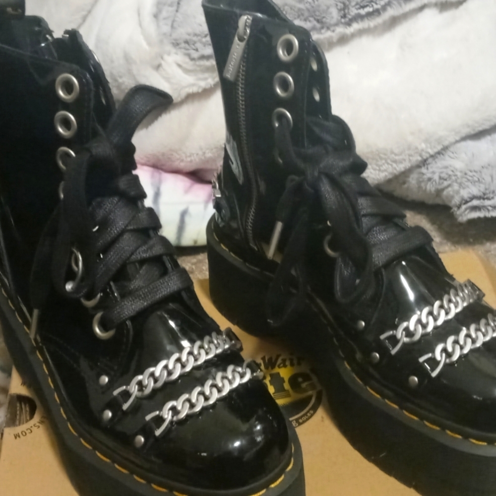 Dr. Martens Black Jadon Chain Air Wait with bouncing soles